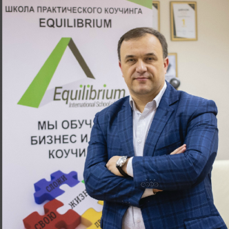 Чесний погляд на цінності в нашому житті. Інтерв’ю з автором програми «А сенс у чому?» Володимиром Жерновим