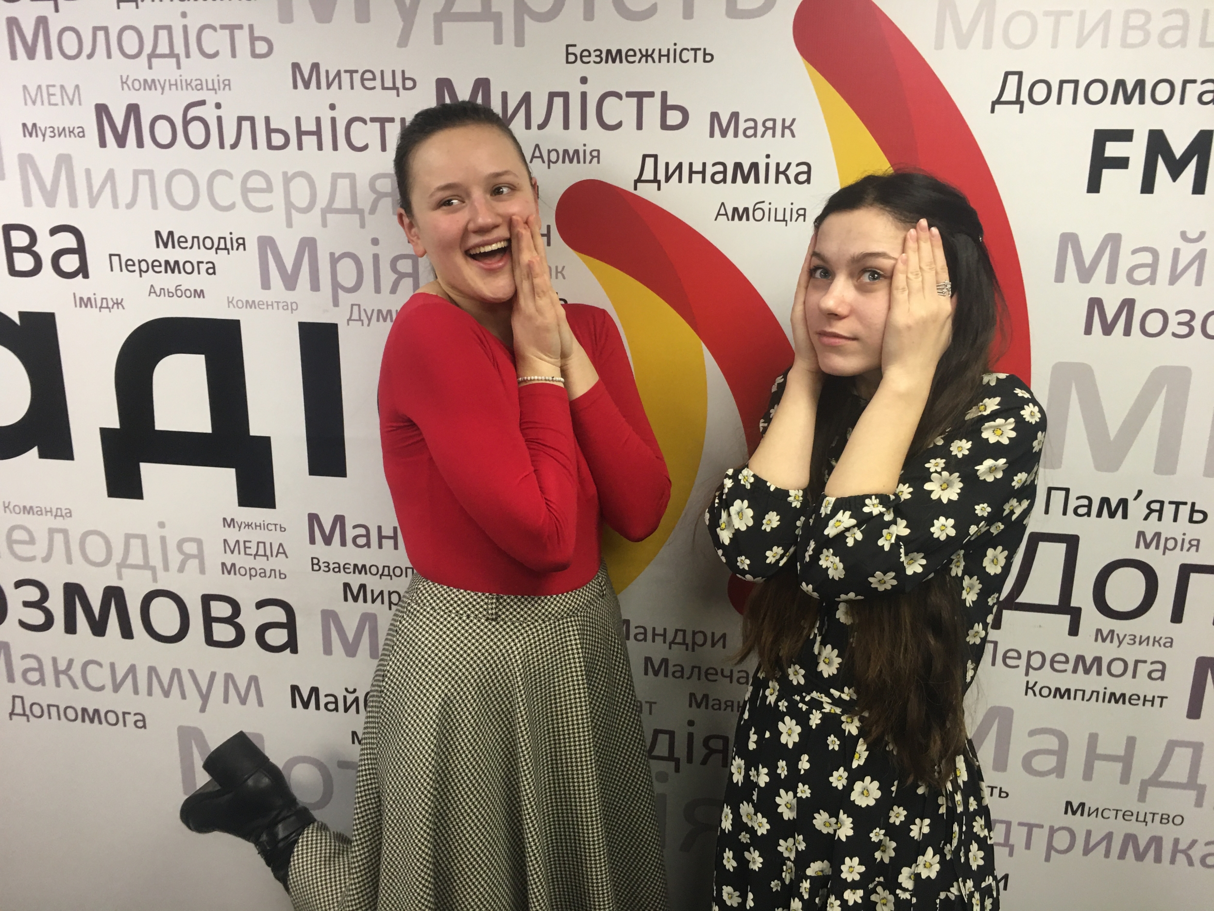 Який, на вашу думку, найкращий подарунок для дівчини/жінки? Іра та Інна 24.02.2020